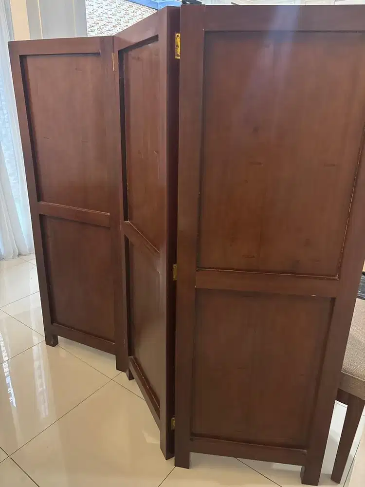 Pembatas ruangan kayu