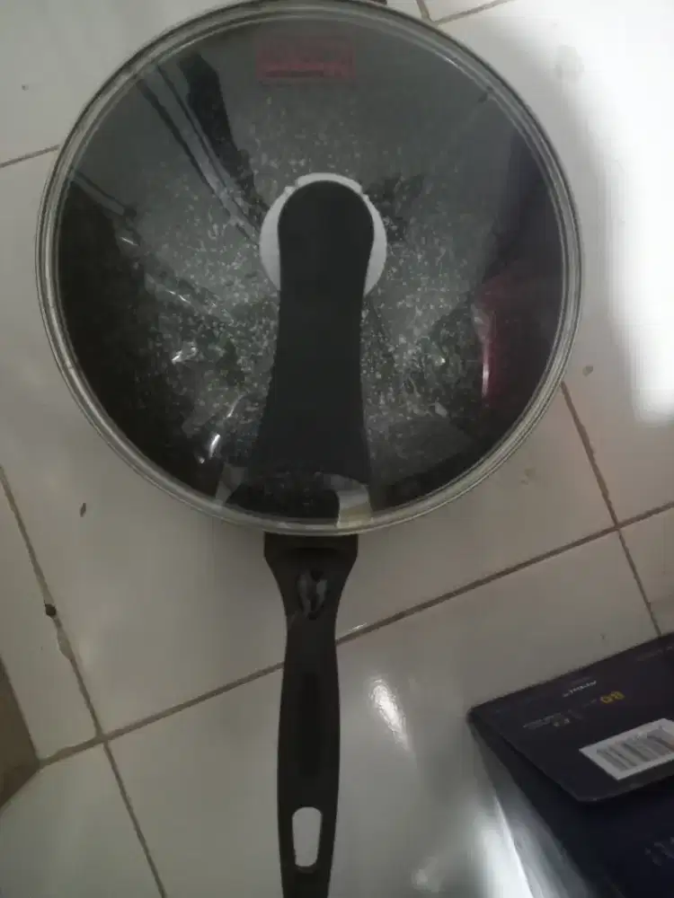 Alat goreng atau rebus ada tutupnya, masih baru