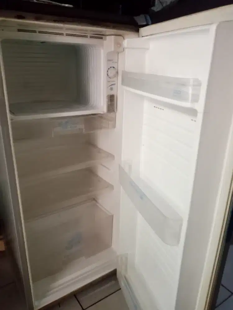 Di jual kulkas 1 pintu merek AQUA minat hub:WA