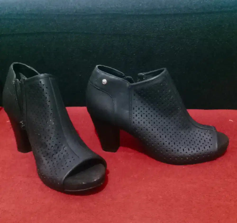 Sepatu wanita  kulit slop warna hitam  size : 37