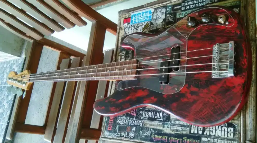 Bass Fender Abstrak
