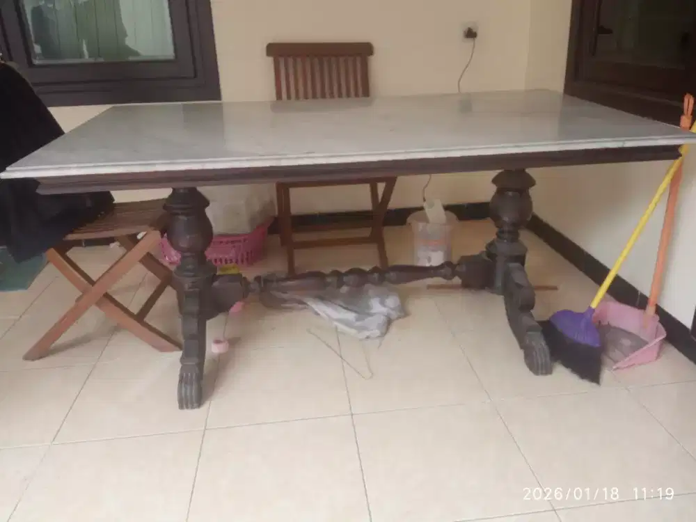 Meja makan marmer penompang kayu jati