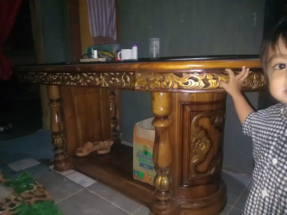 Meja makan jati ukir