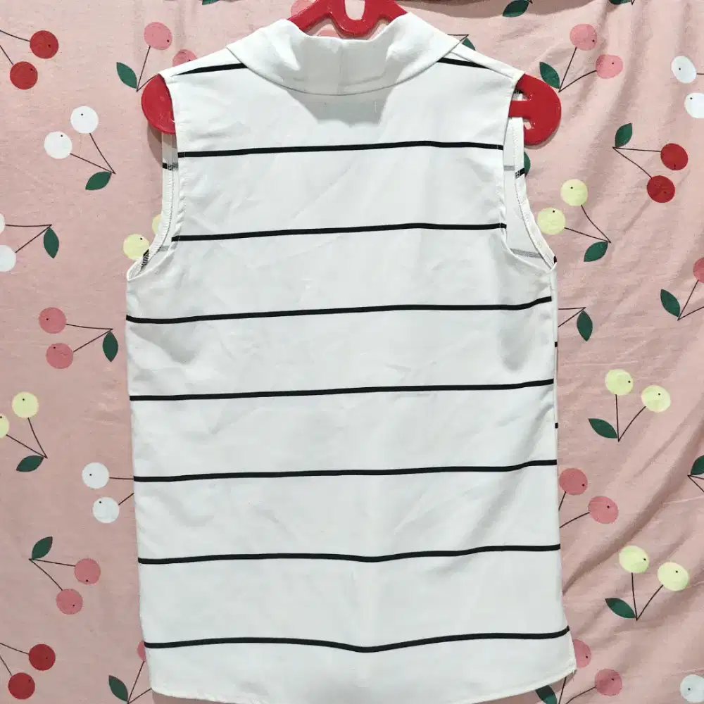 Atasan V-neck tanpa lengan