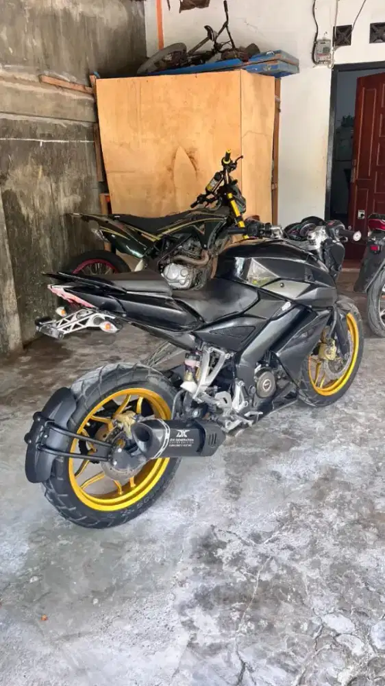 Dijual Motor Kawasaki Bajaj Pulsar NS 200 warna hitam