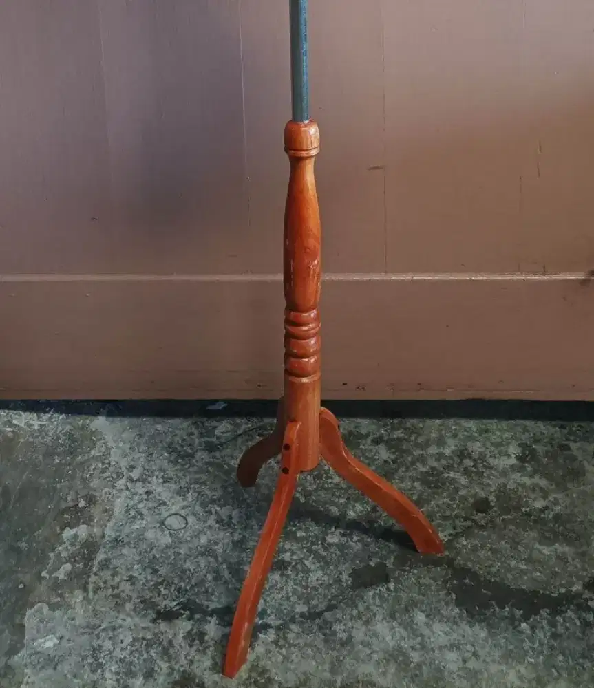 Tiang manikin kayu