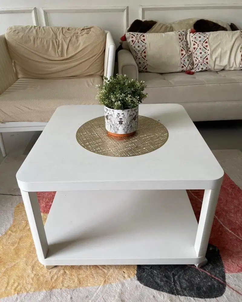 Meja ruang tamu ikea putih dengan roda
