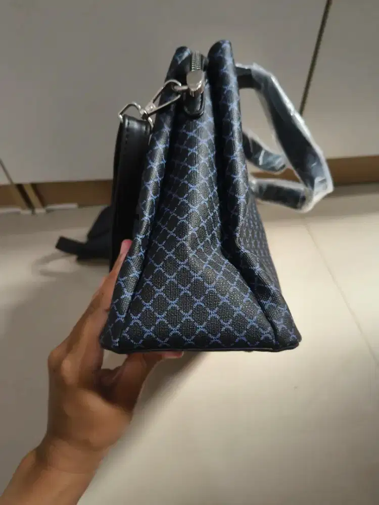 Tas wanita 100% baru masih berplatik dan ber tagg