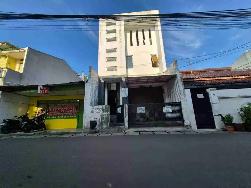 Di Jual Kos Kosan Cocok Untuk Investasi Jangka Panjang
 Gandaria Utara Kebayoran Baru Jakarta Selatan
Lt : 74 M² panjang
Lb : 200 M2
3 Lantai
10 KT
Kamar mandi di luar : 5
Listrik abodemen 2200 watt
Hadap : Timur
Carport : 2 mobil 
Sertifikat : SHM
Harga