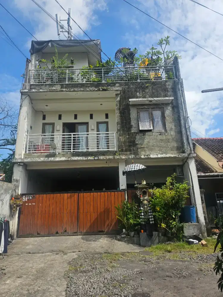 Rumah Lt 3, 4Kt, 2Km