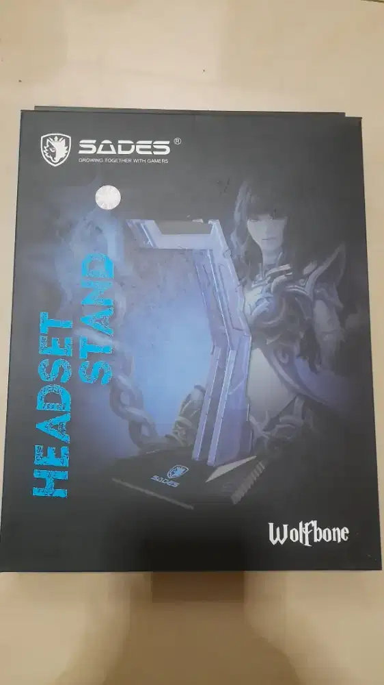 Dudukan headset SADES baru