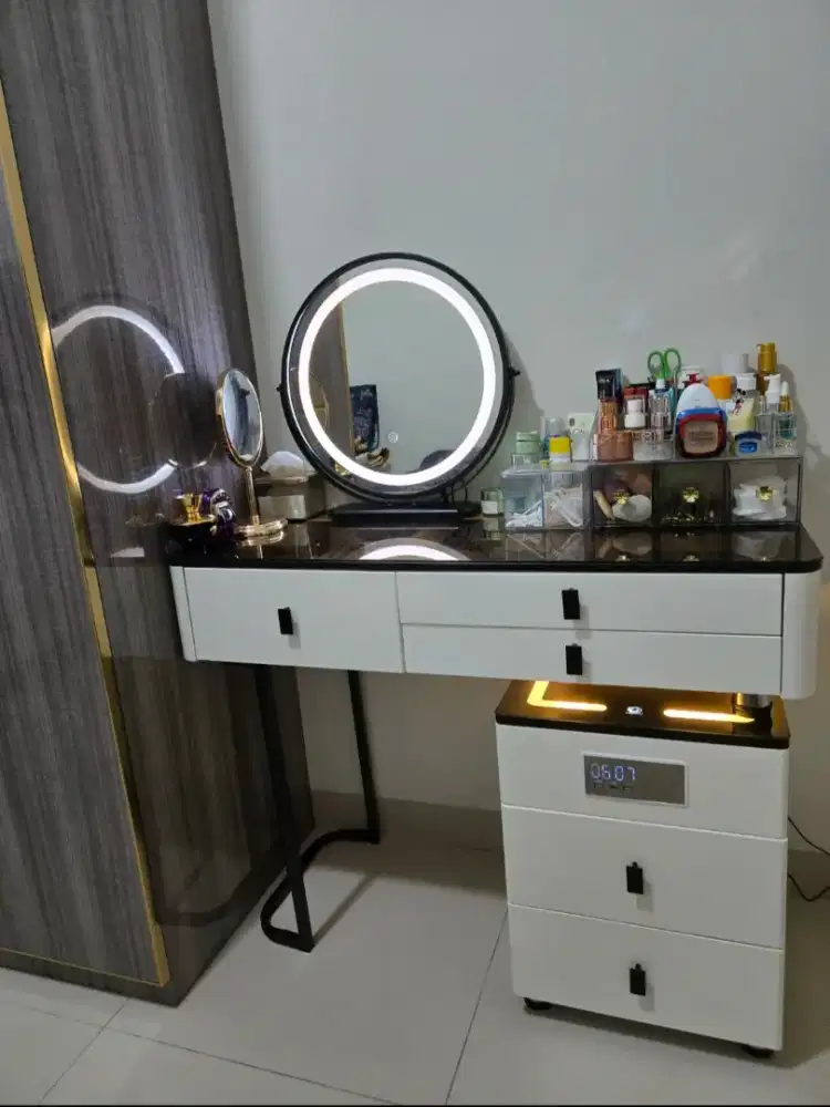 Meja rias blank white