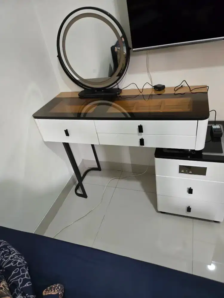 Meja rias blank white