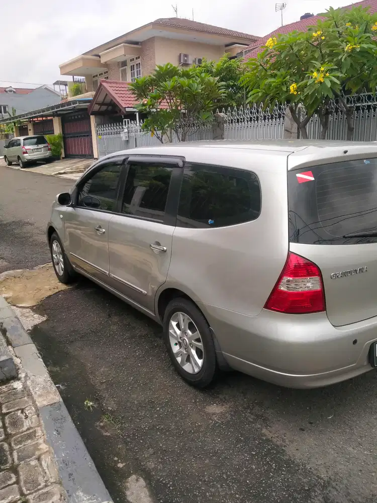 Nissan Grand livina 2011 Bensin