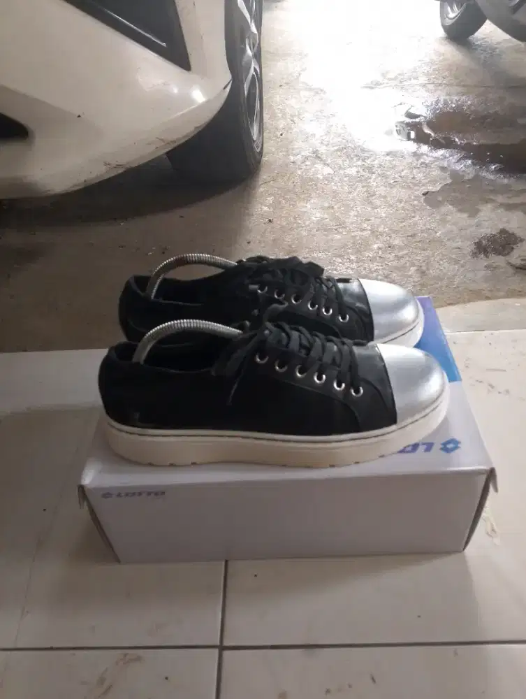 Sepatu second kulit asli dr martens size 42 original