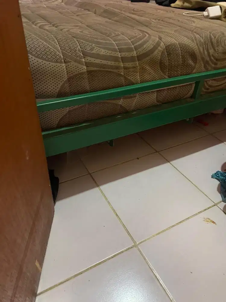 Dipan besi kasur besar