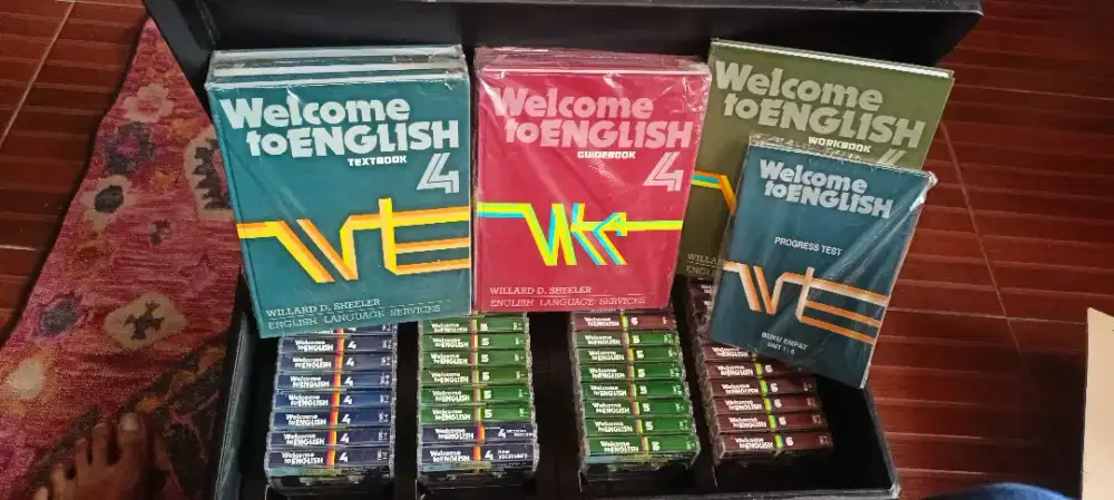 Barang antik berupa buku pelajaran bahasa inggris beserta 48 kaset