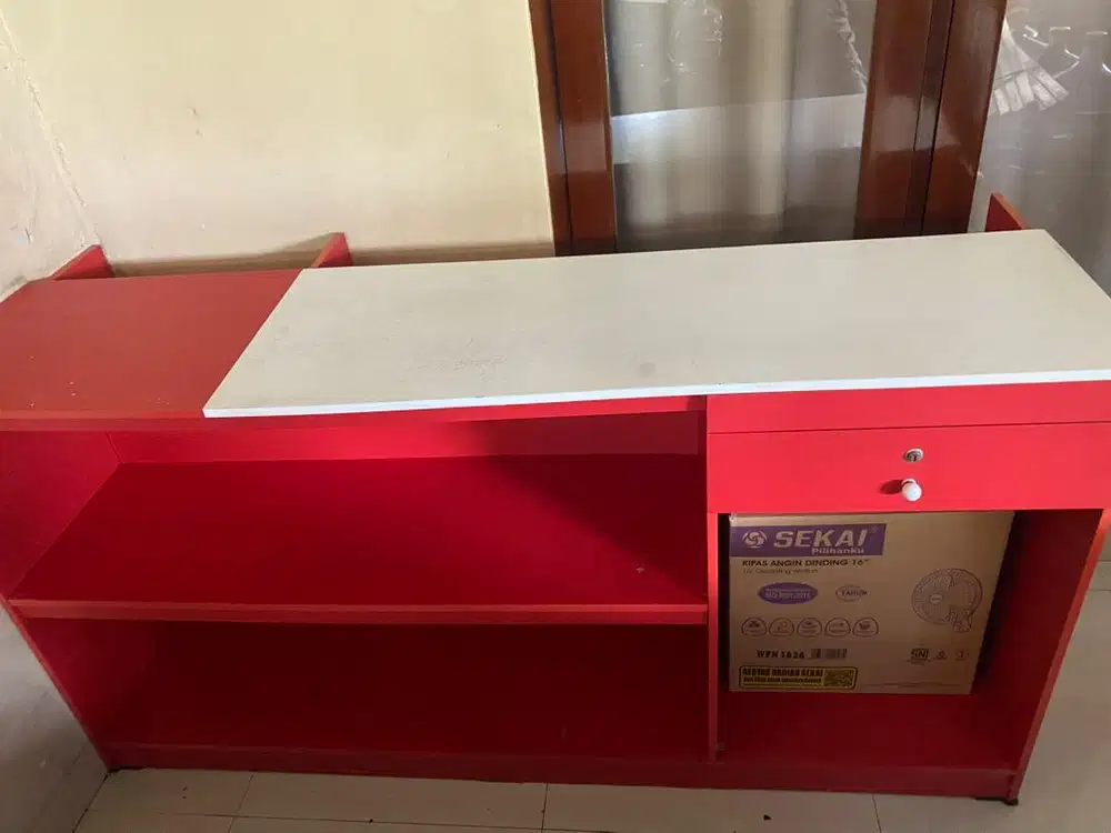 Dijual meja kasir dan rak display depan