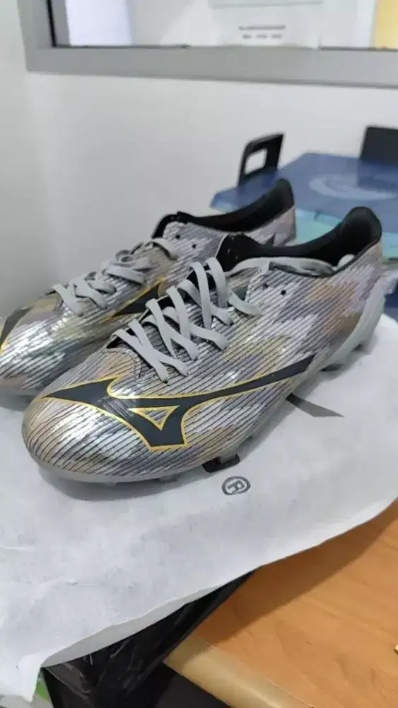Sepatu bola Mizuno alpa galaxy silver gold