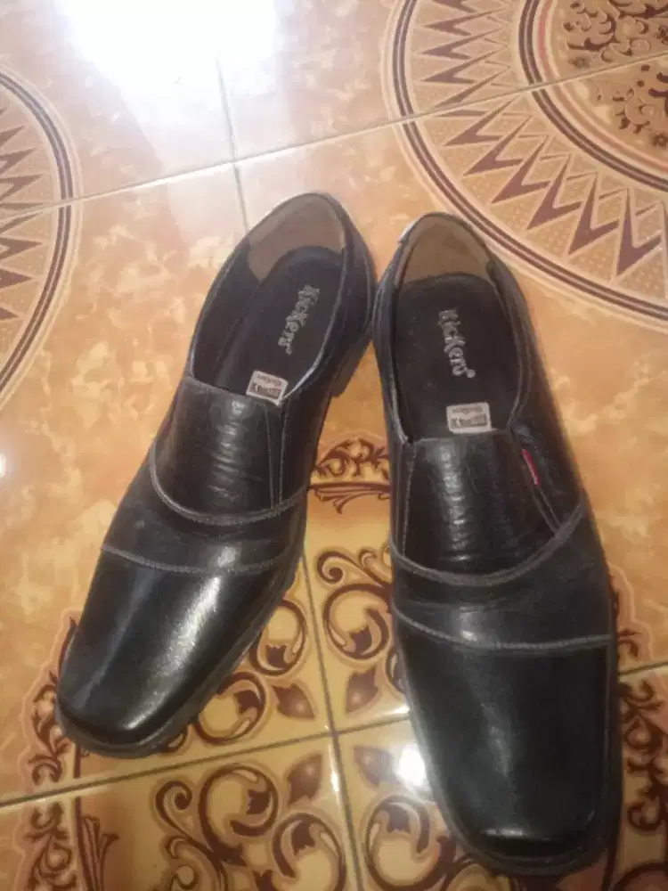 SEPATU PANTOFEL KULIT KICKERS