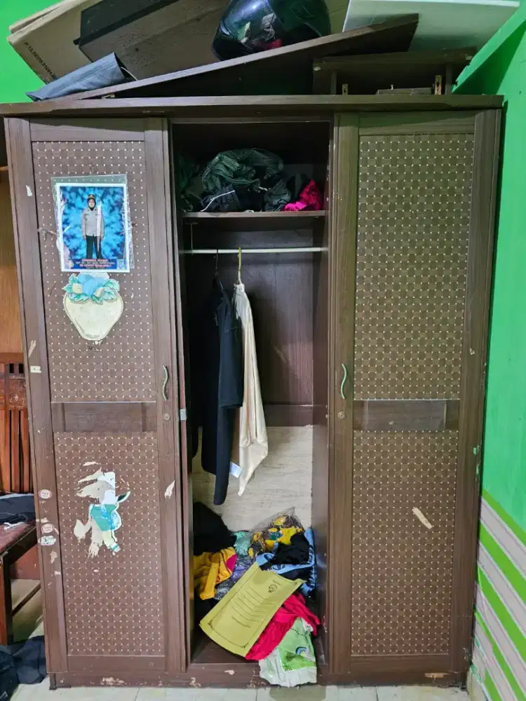 Lemari Pakaian Stylish Wooden