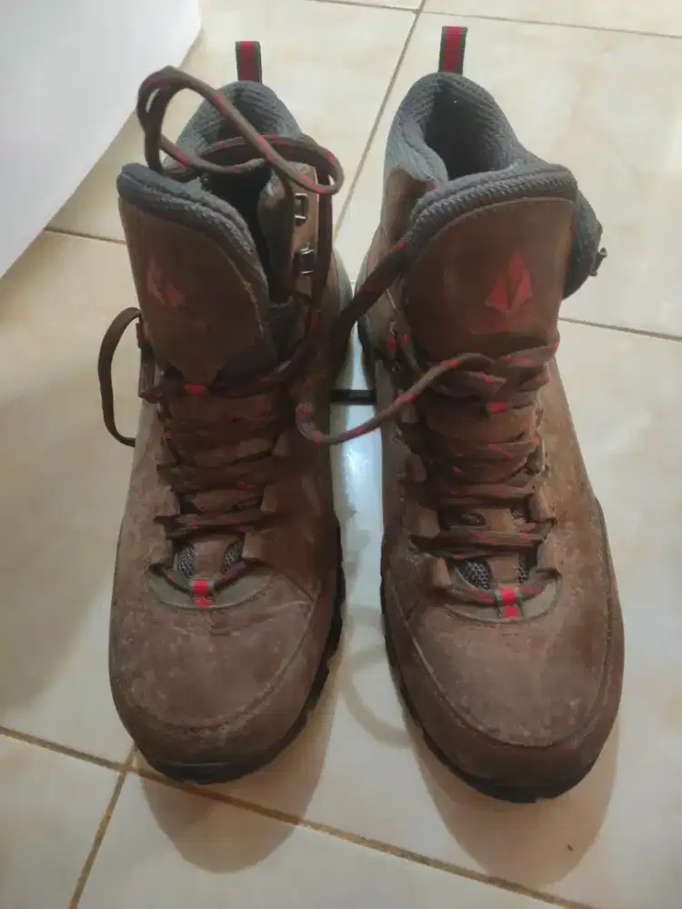 VASQUE HIKING SIZE 42