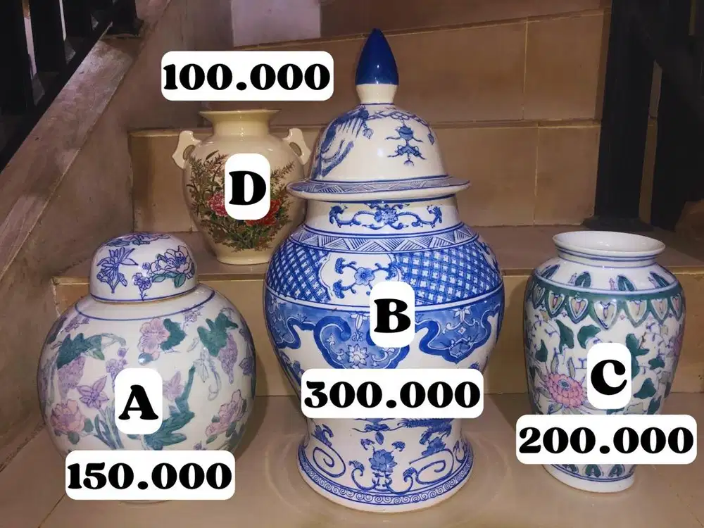 GUCI KERAMIK BIRU PUTIH ANTIK