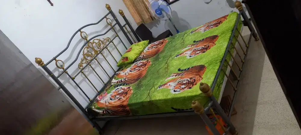 Dipan atau tempat tidur besi