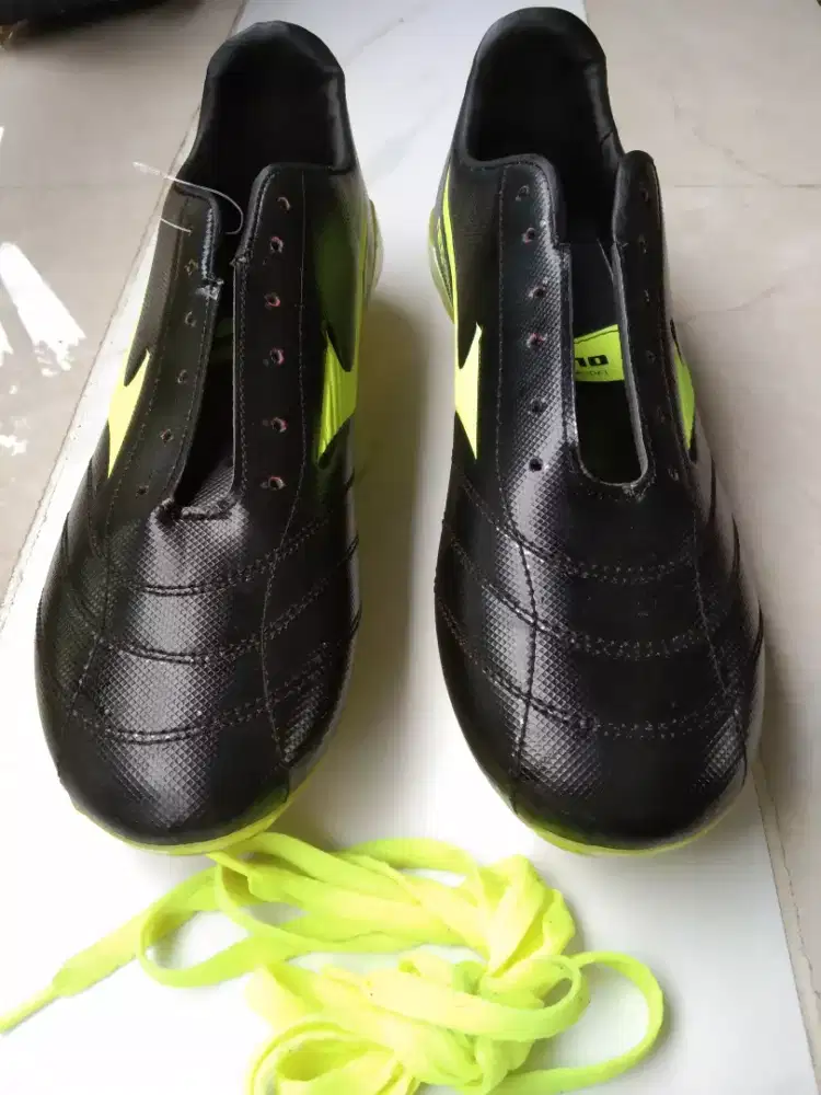 Sepatu Bola Mizuno neoshin