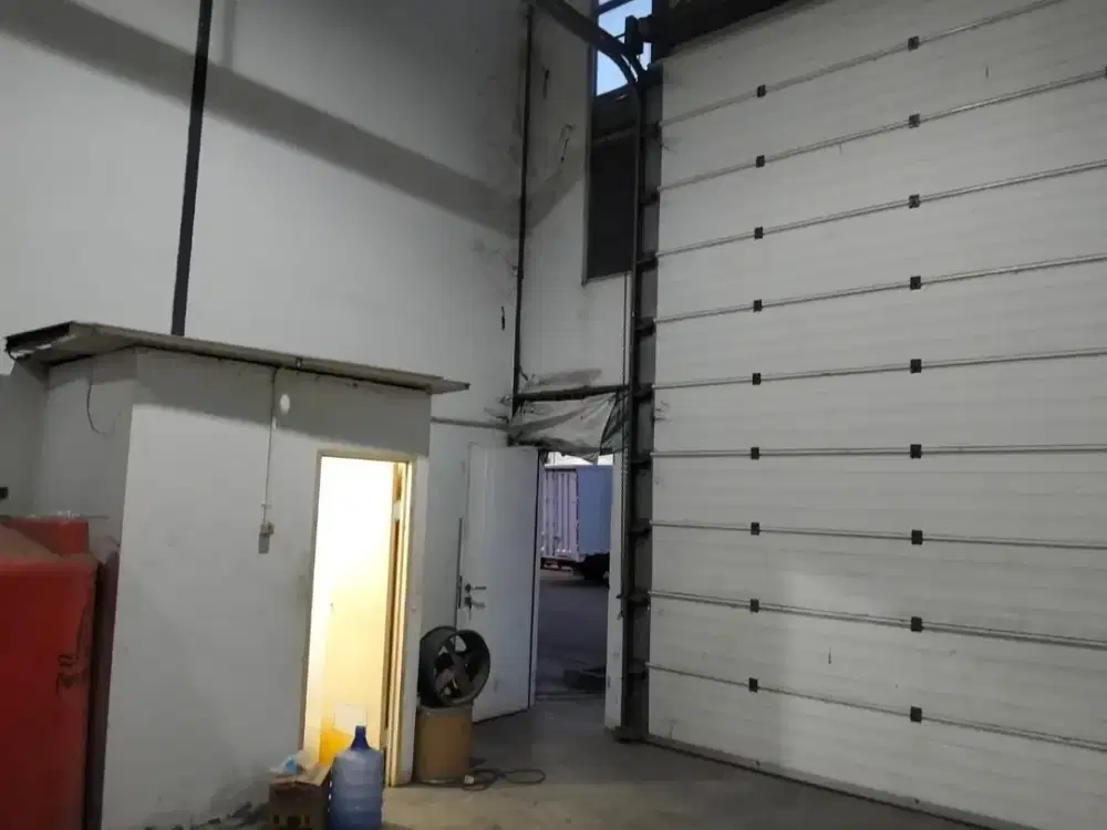 Gudang Strategis Depan Pintu Tol Siap Pakai Hadap Utara di Kosambi Tangerang