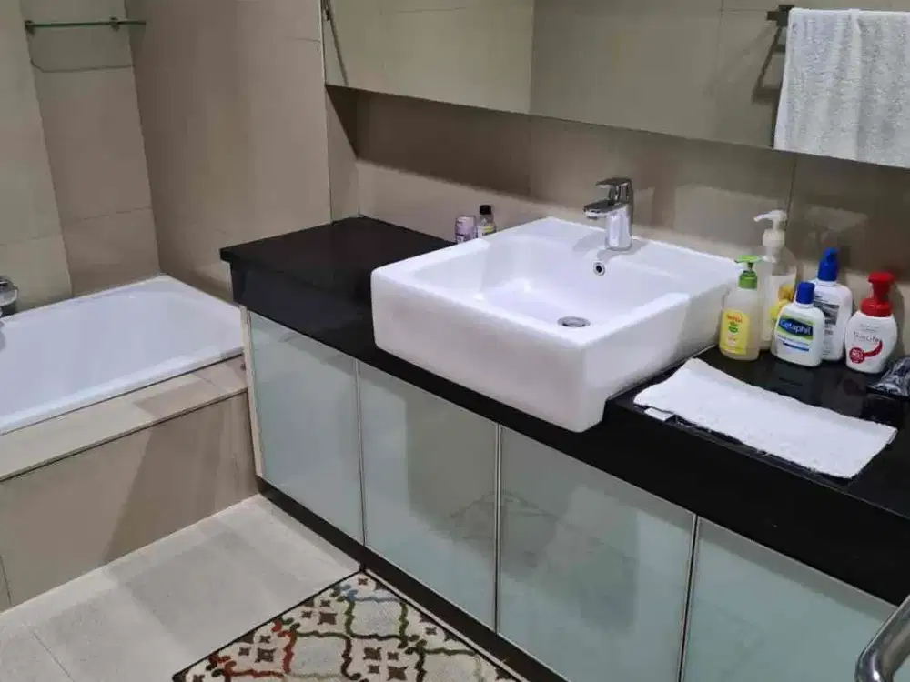 Jual rumah modern minimalis 2 lt terawat semi furnish di kompleks tenang Cempaka Putih Tengah bebas banjir