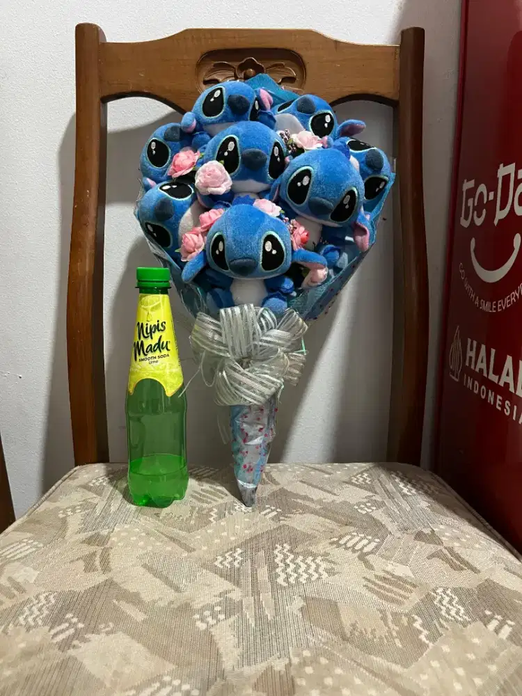 Buket bunga  boneka stitch and friends