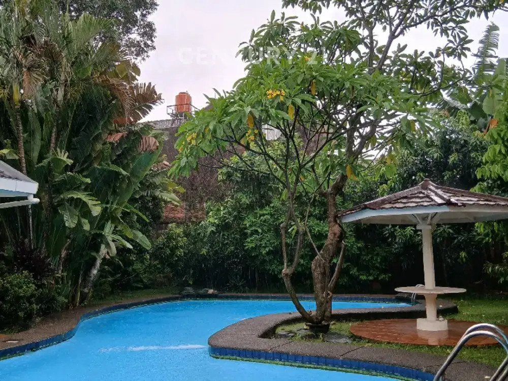 Rumah 1 Lantai Dengan Taman Yang Luas Bangka Jakarta Selatan