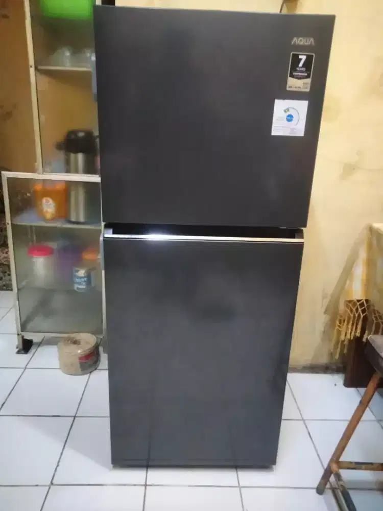 Kulkas 2 pintu merk Aqua