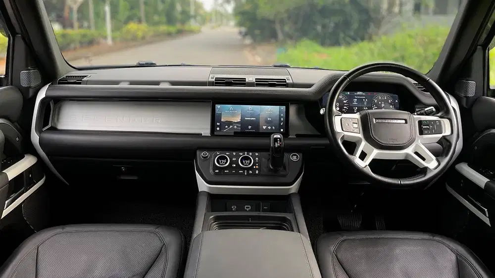 Land Rover Defender 90 P300 SE 2.0L Urban Package R22 Wheels NIK 2021