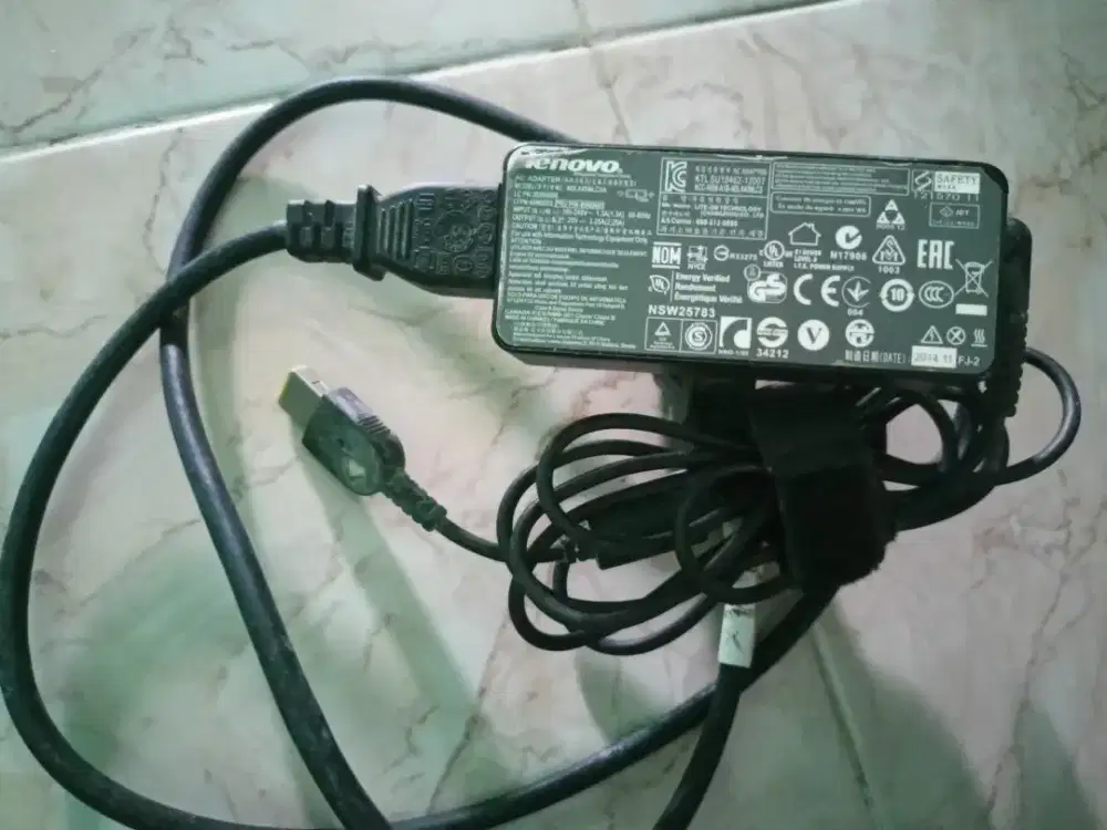 Charger ORIGINAL ASLI Bawaan Laptop lenovo, siap pakai nego boleh gan.