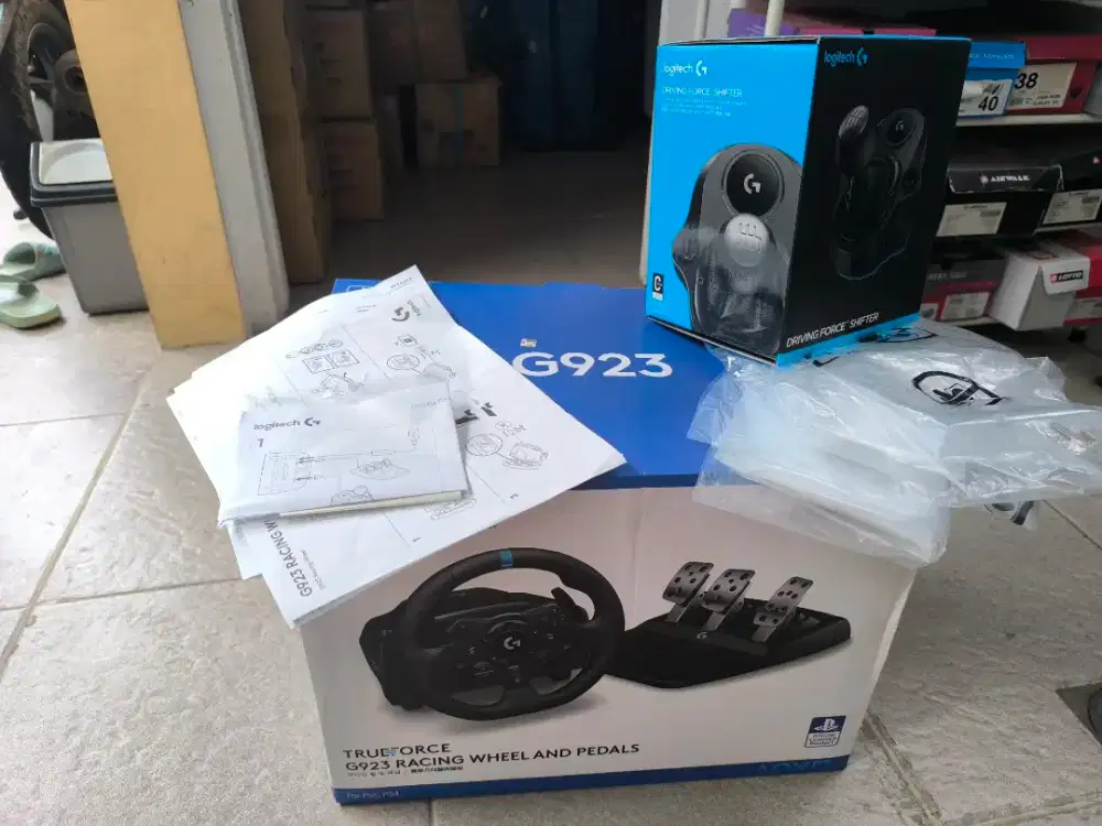 Logitech G923 Steering Wheel, Pedals, Shifter and Racing Chair