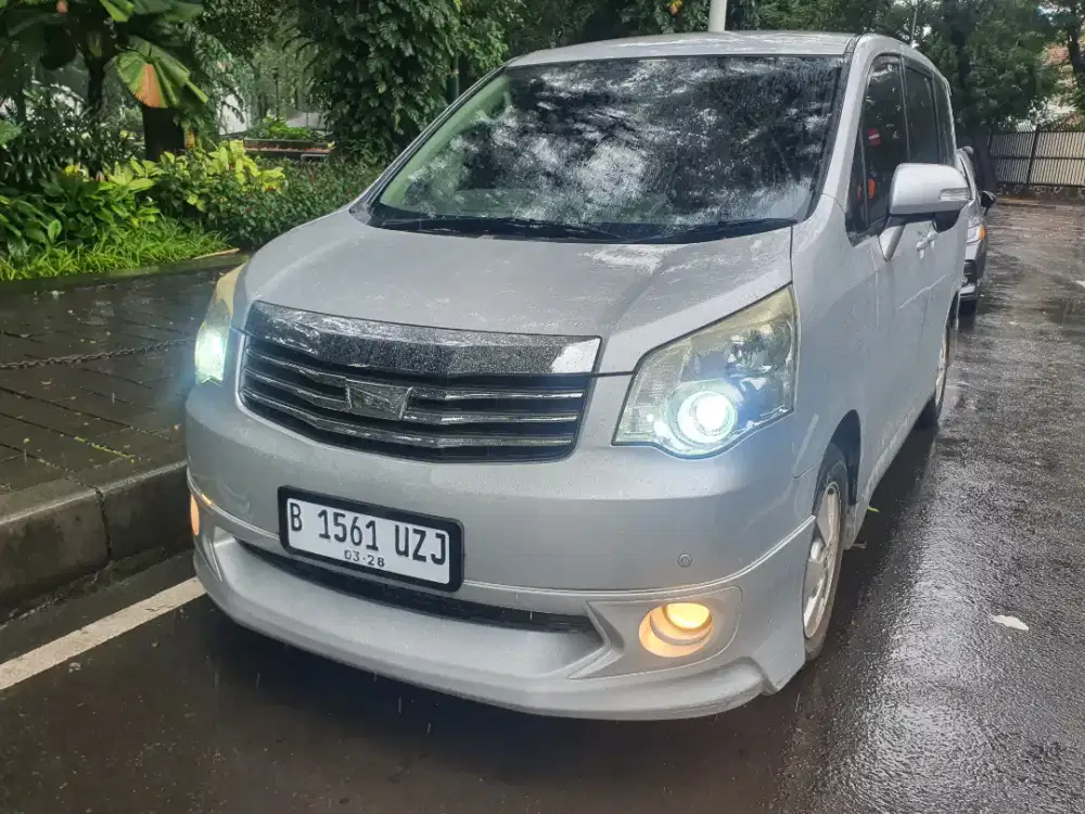 TOYOTA NAV 1 / NOAH / ZRR70 2013 V SILVER