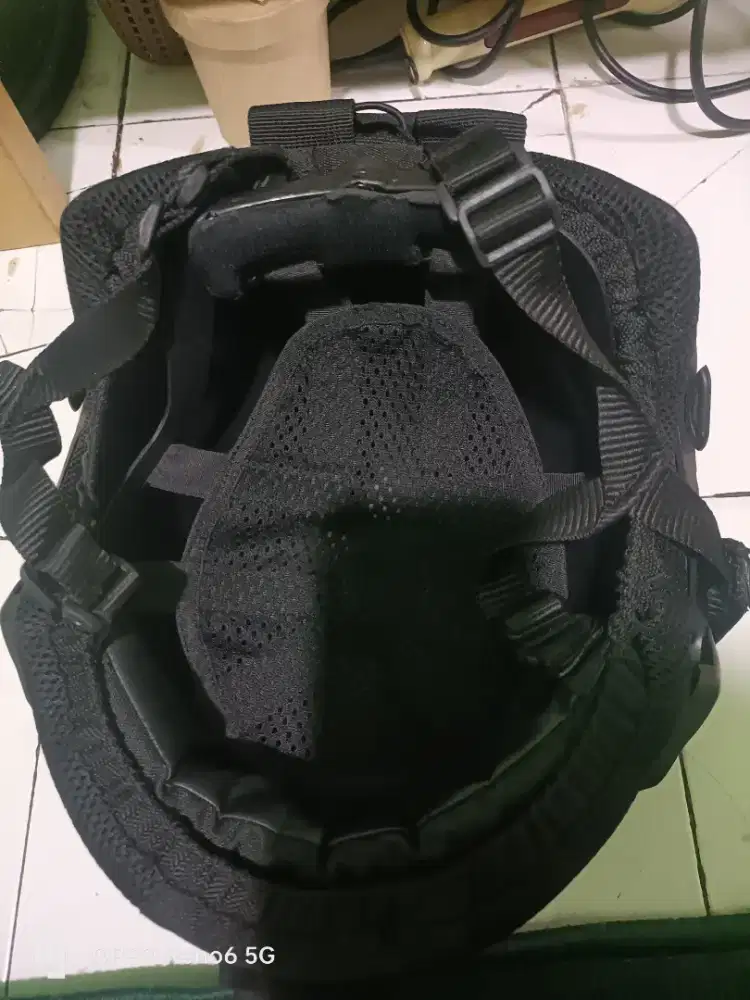 Helm taktical warna hitam