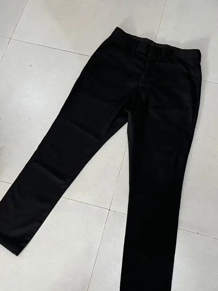 Celana kain the executive the producer slimhitam untuk kondangan pria