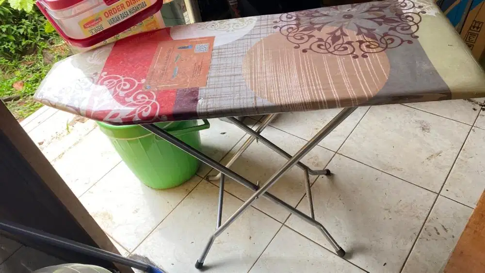 Meja setrika lipat berdiri