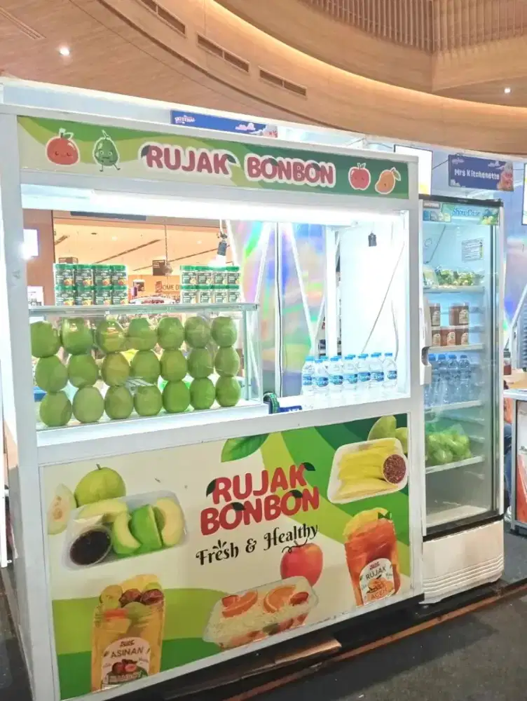 Dibutuhkan karyawan untuk jaga stand pameran Living world