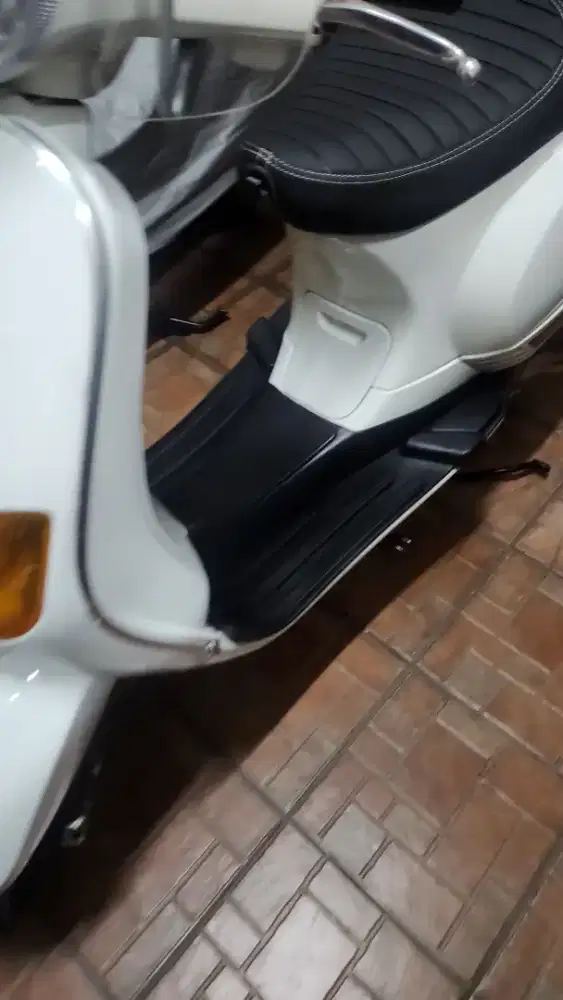 Vespa lx 150 3v putih