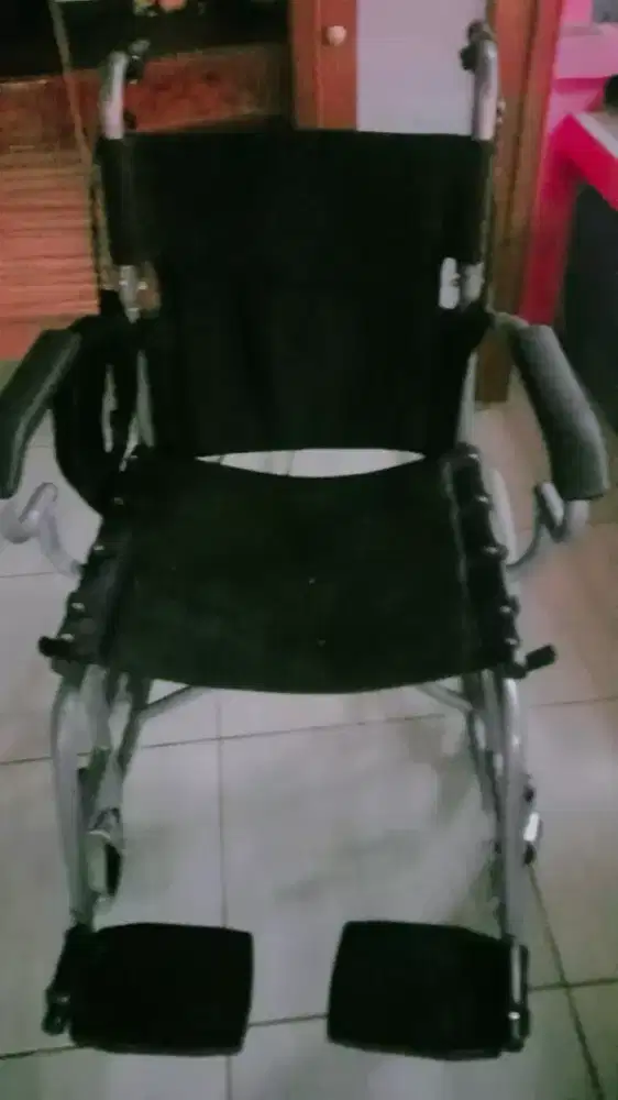 Kursi Roda 1 bulan pemakaian