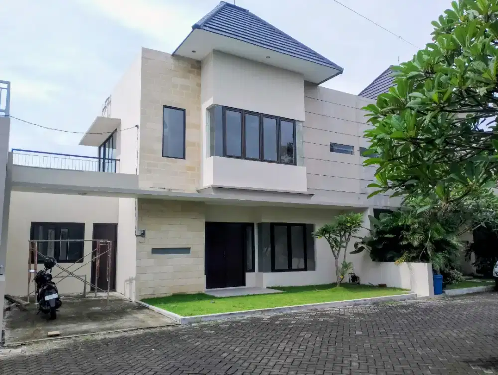 RUMAH MEWAH DUA LANTAI JOMBANG