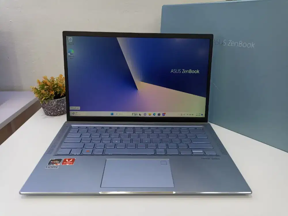 ASUS ZENBOOK UM431D 
Ryzen 5 3500U 
RAM 8Gb/512GB
Radeon VEGA 8 2GB