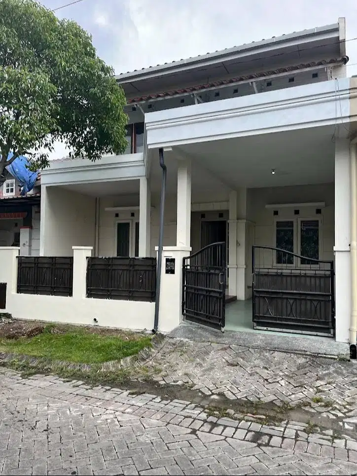 Dikontrakan / disewakan rumah 2 lantai siap huni, rungkut, surabaya.