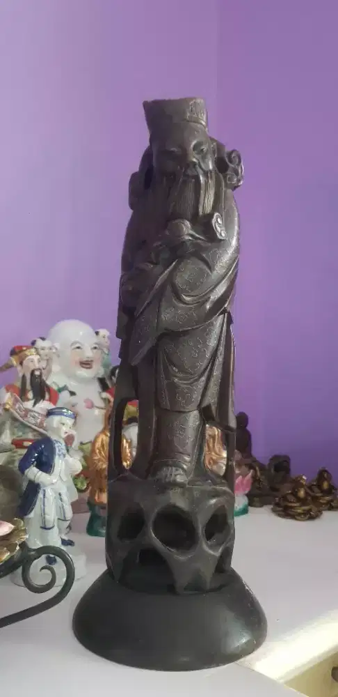 Patung Dewa keberuntungan. Asli