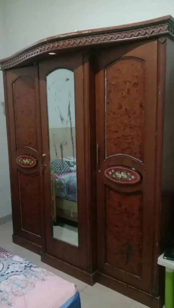 Lemari pakaian kayu jati tidak rusak kondisi bagus