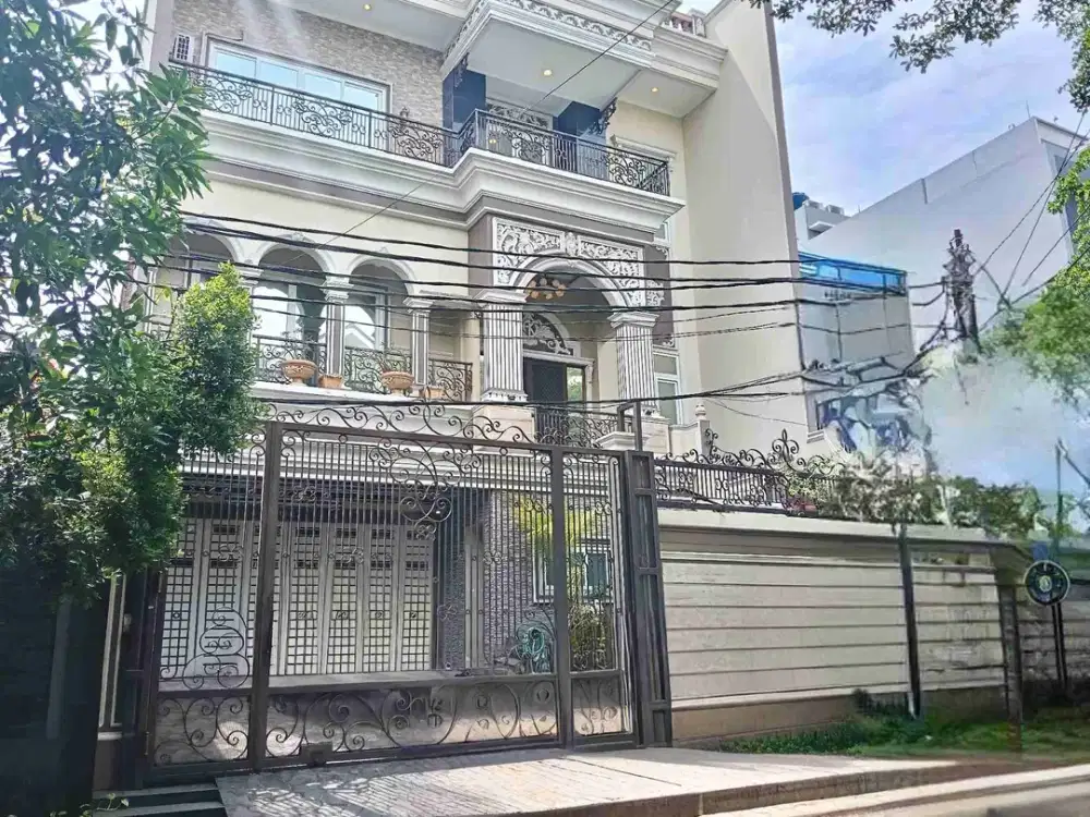Rumah mewah klasik modern 4 lantai row jalan 3 mobil pintu gerbang otomatis semi furnished dijual Sunter Jakarta Utara
